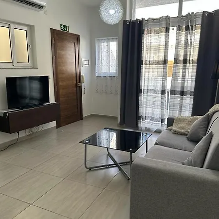 Spacious Penthouse For 5 דירה Gzira