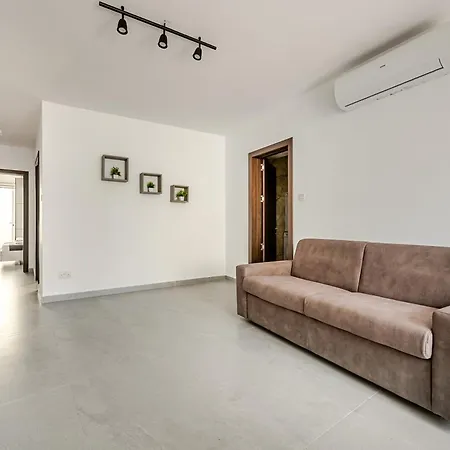 Gzr F5 Spacious Penthouse For 5 Apartment