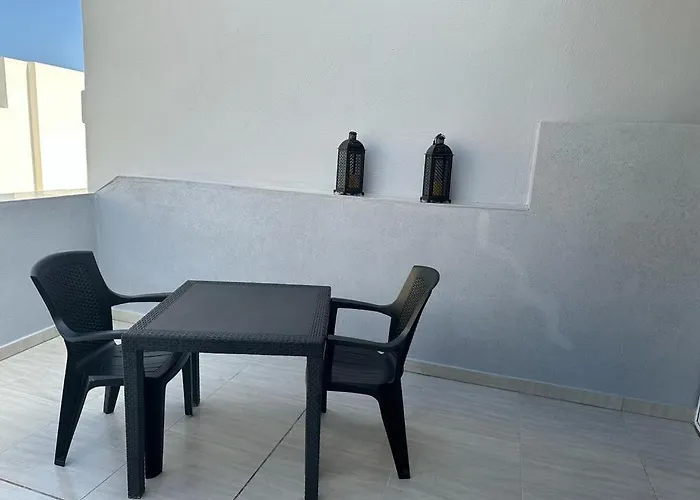 Spacious Penthouse For 5 דירה